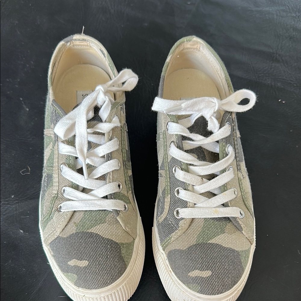 Steve Madden 7.5 Camouflage Canvas Sneakers